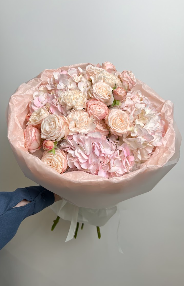 Букет из гортензий, кустовых роз и диантусов