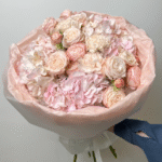 Букет из гортензий, кустовых роз и диантусов