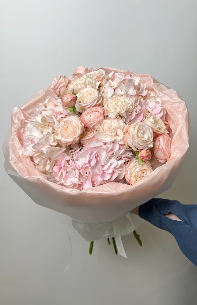 Букет из гортензий, кустовых роз и диантусов