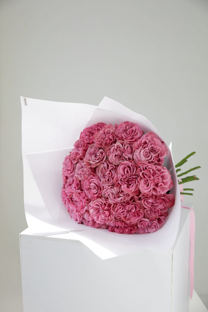 Моно букет из 25 пионовидных роз Кантри Блюз