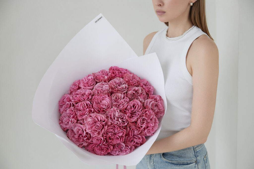 Моно букет из 25 пионовидных роз Кантри Блюз