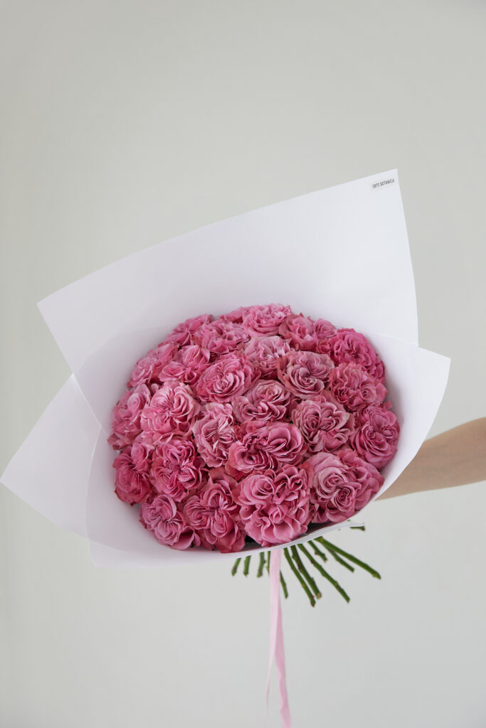 Моно букет из 25 пионовидных роз Кантри Блюз