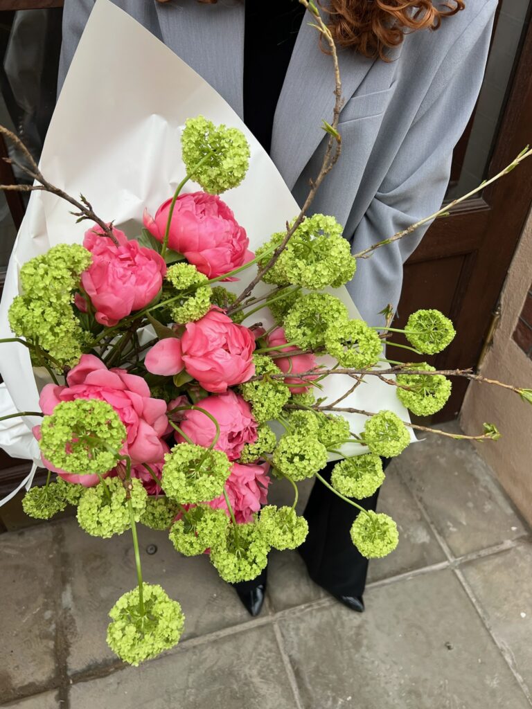 Букет из пионов и вибурнума