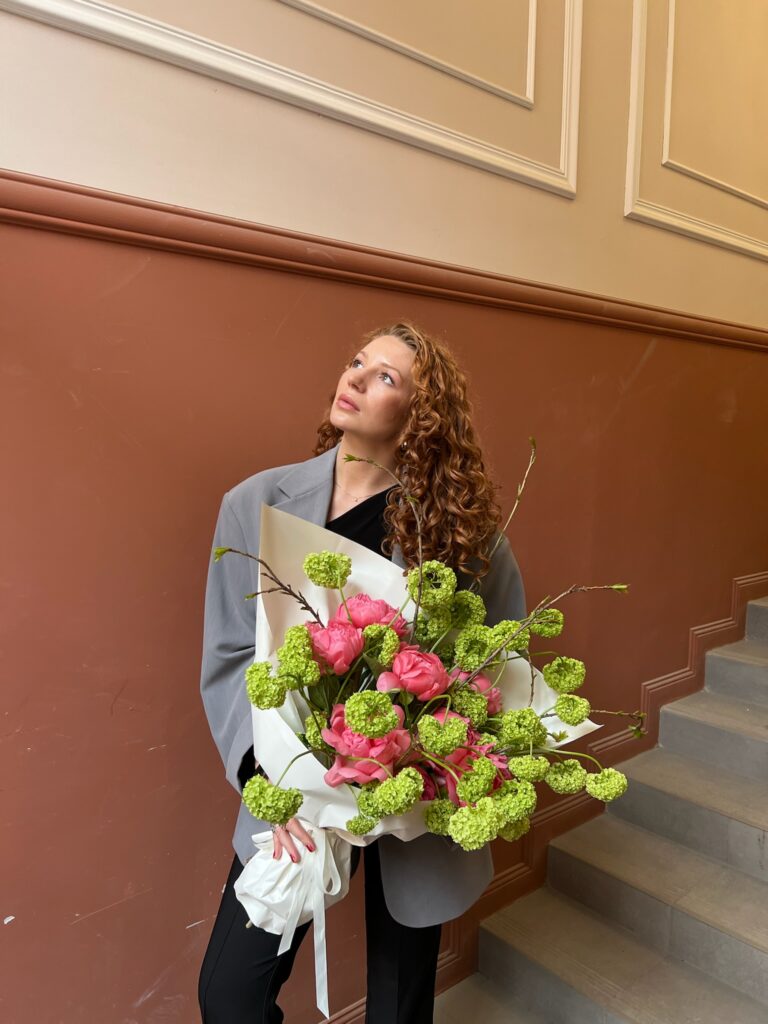 Букет из пионов и вибурнума