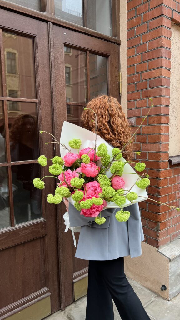 Букет из пионов и вибурнума