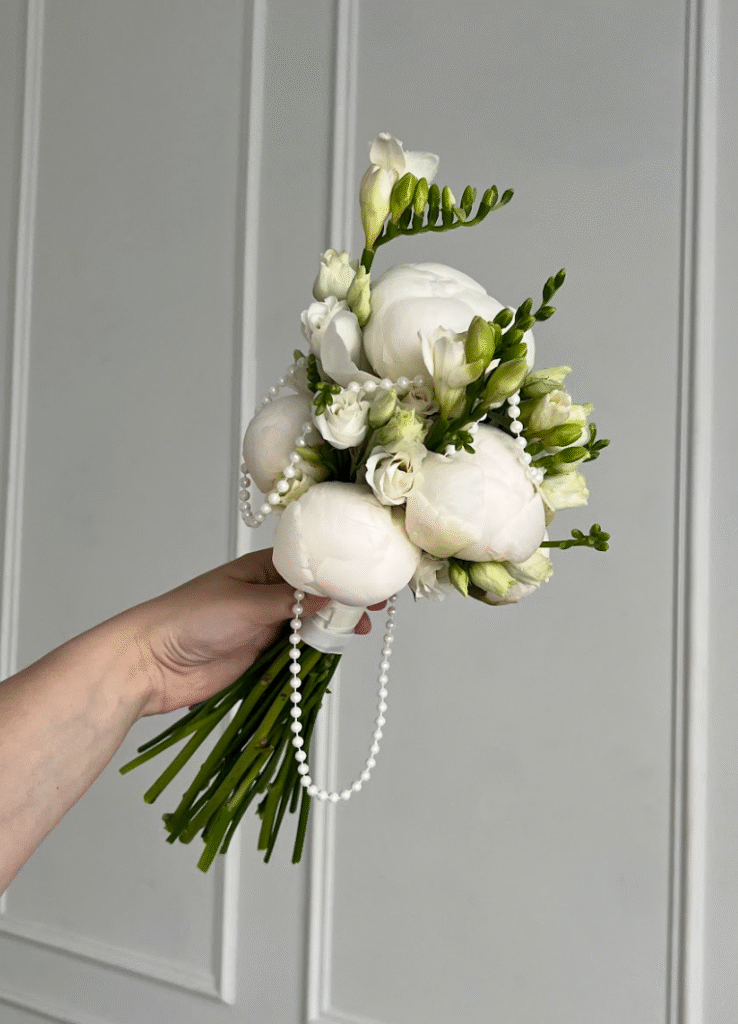 Свадебный букет из пионов и маттиолы