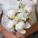 Свадебный букет из пионов и маттиолы