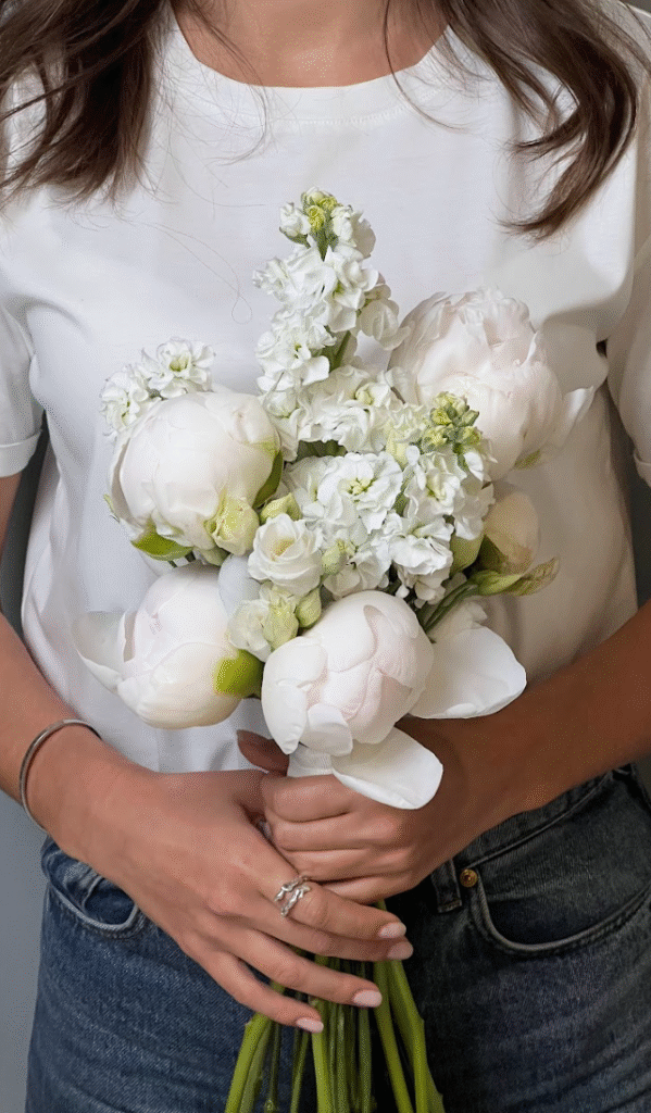 Свадебный букет из пионов и маттиолы