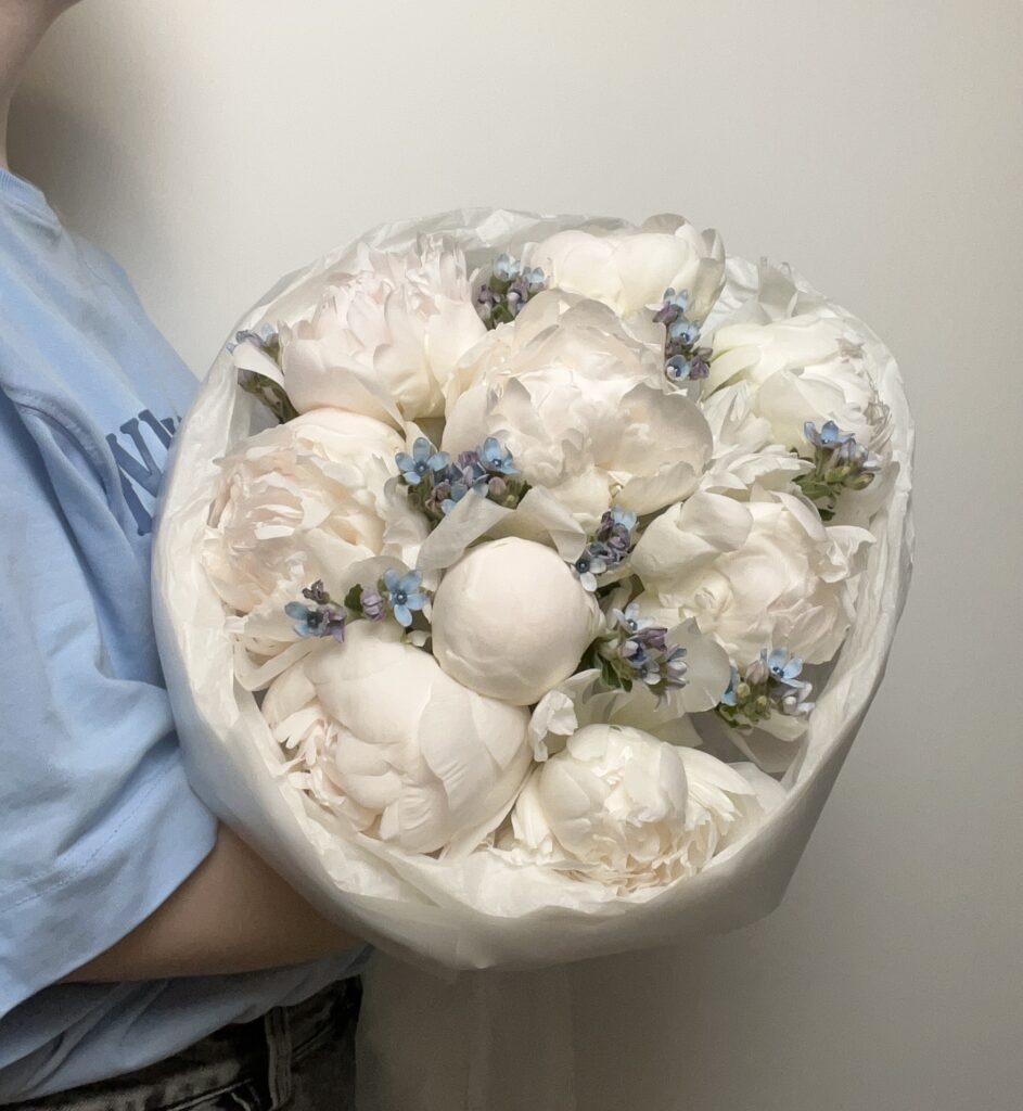 Букет из пионов и оксипеталума