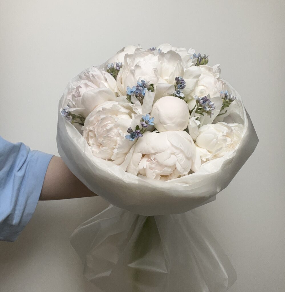 Букет из пионов и оксипеталума