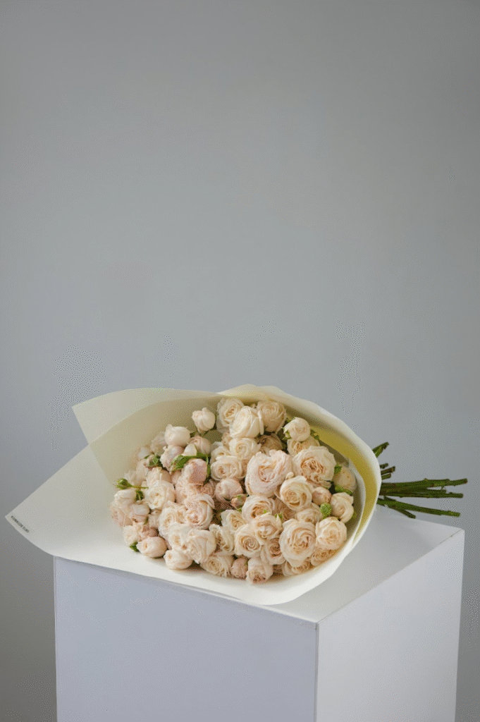 Монобукет из 19 нежных кустовых роз