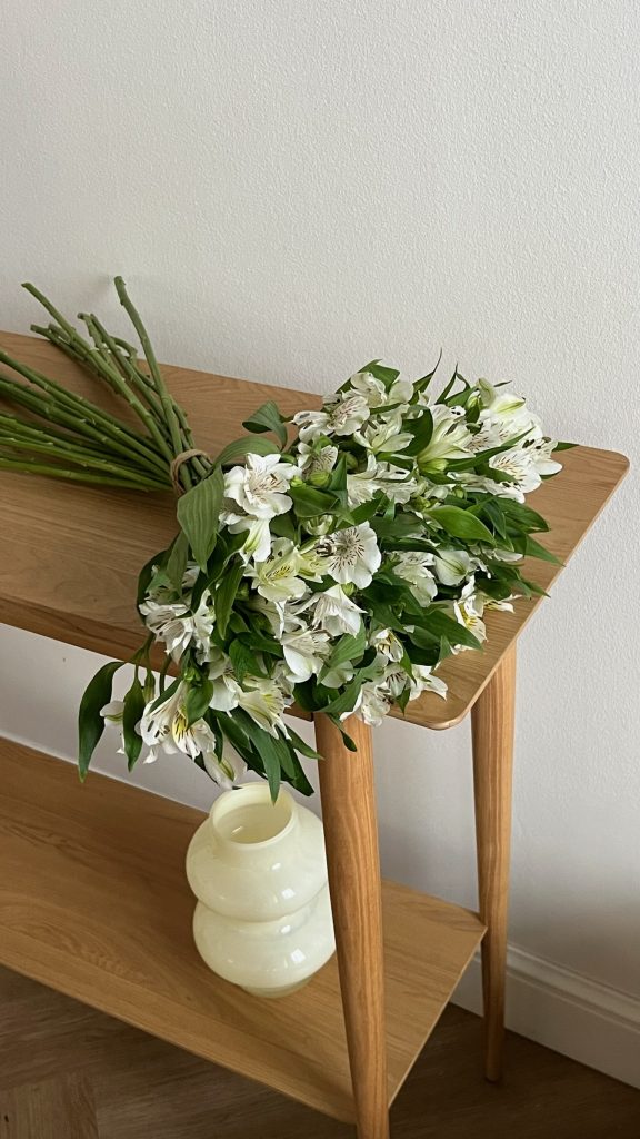 Альстромерия белая, 20 шт.